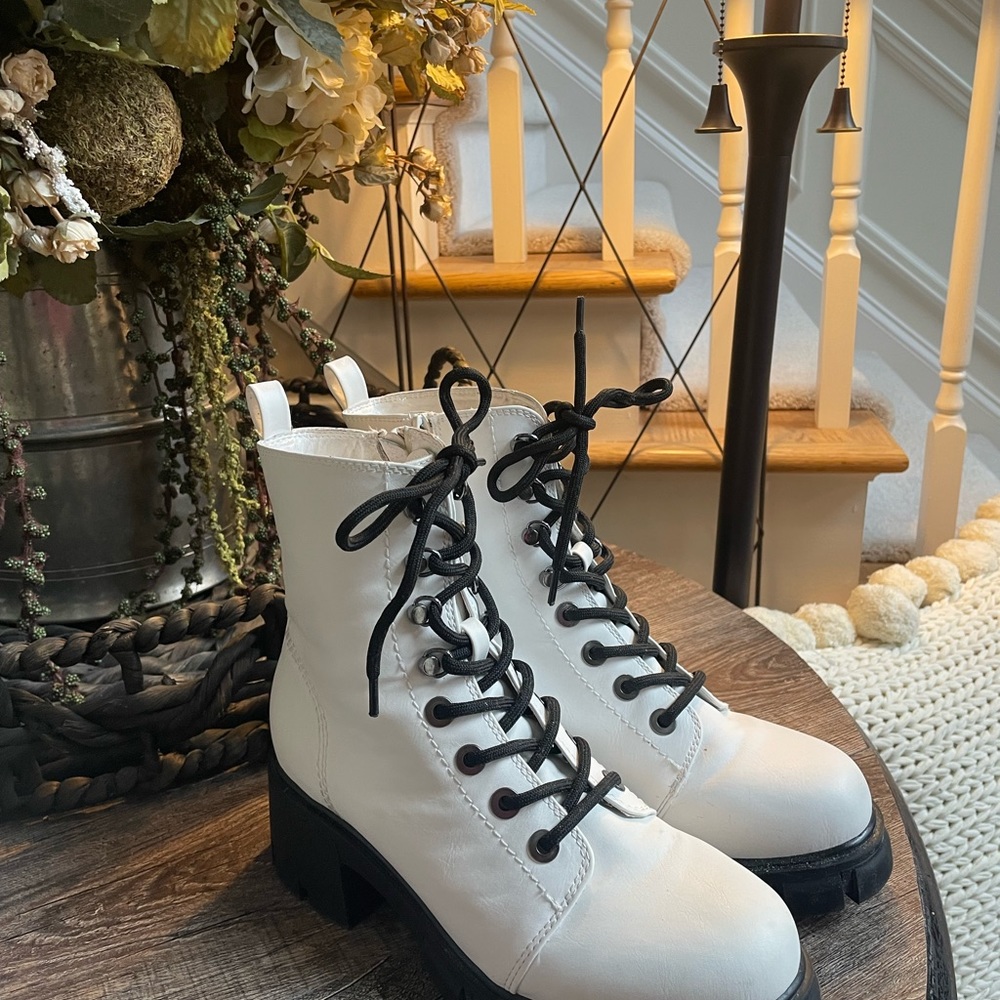 Mia white lace up boots size 7